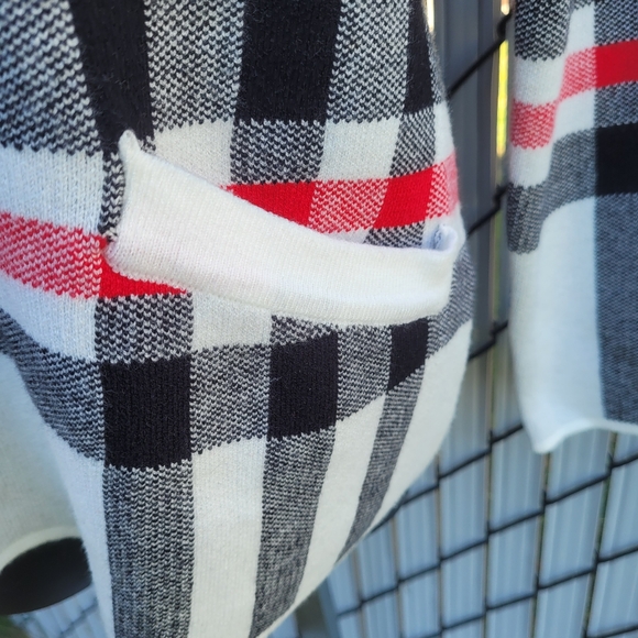 Beautiful sweater! - Picture 5 of 6